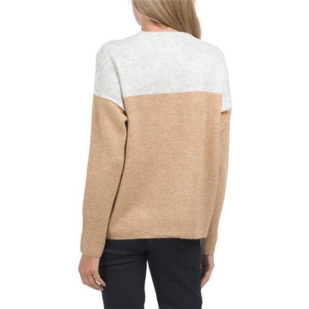 VINCE CAMUTO Crew Neck Ribbed Collar Color Block Sweater - Small - Grey/Beige
